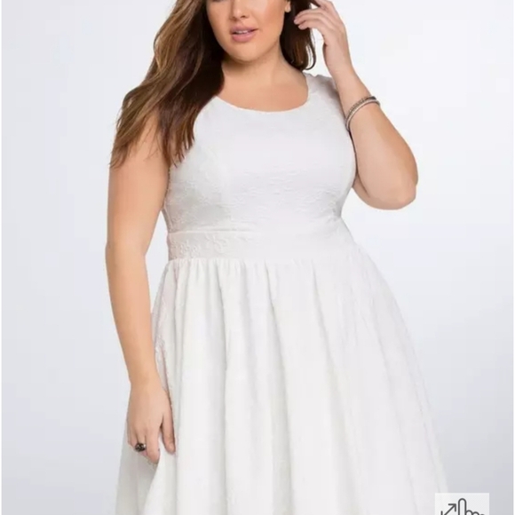 torrid Dresses & Skirts - Torrid White Textured Floral Fit Flare Sleeveless Dress 18 Wedding Vacation